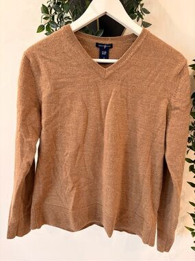 GAP V-Neck 100% merino wool Sweater in Camel